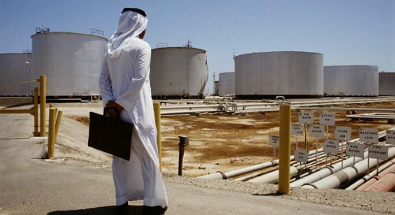 arabe-mira-deposito-crudo-petroleo-reuters